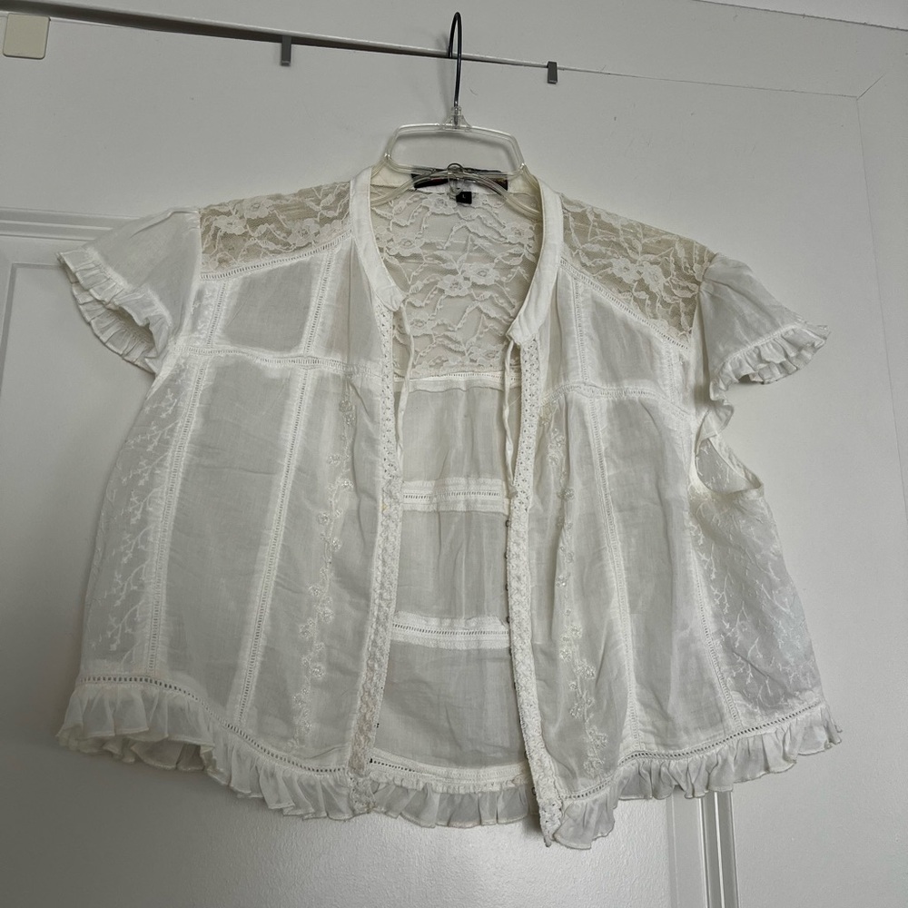 Chic White Ruffled Blouse - Picture 3 of 6
